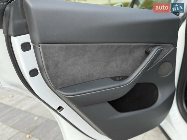 Белый Тесла Model Y, объемом двигателя 0 л и пробегом 25 тыс. км за 32500 $, фото 28 на Automoto.ua