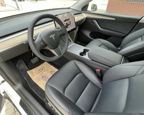 Білий Тесла Model Y, об'ємом двигуна 0 л та пробігом 25 тис. км за 28500 $, фото 16 на Automoto.ua