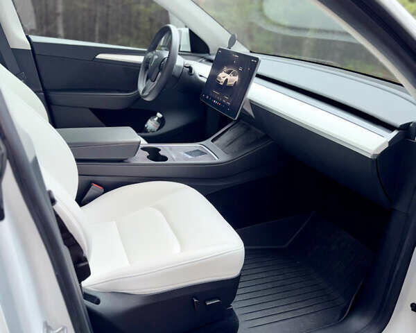 Белый Тесла Model Y, объемом двигателя 0 л и пробегом 57 тыс. км за 32700 $, фото 15 на Automoto.ua