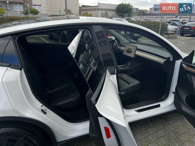 Белый Тесла Model Y, объемом двигателя 0 л и пробегом 98 тыс. км за 28000 $, фото 18 на Automoto.ua