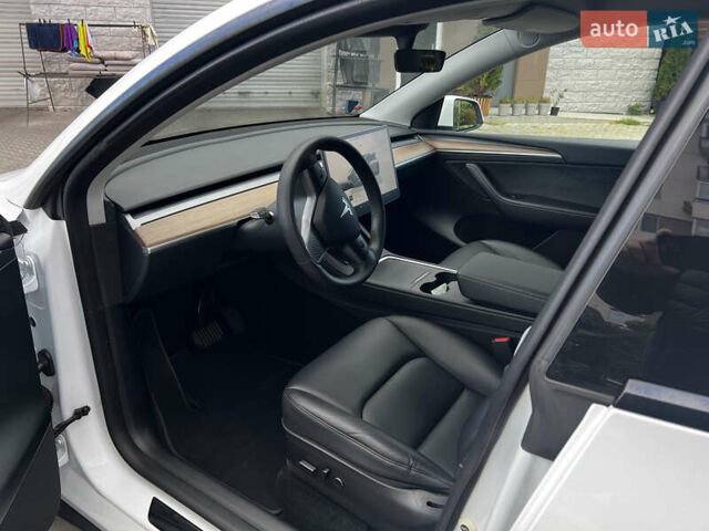Белый Тесла Model Y, объемом двигателя 0 л и пробегом 98 тыс. км за 28000 $, фото 14 на Automoto.ua