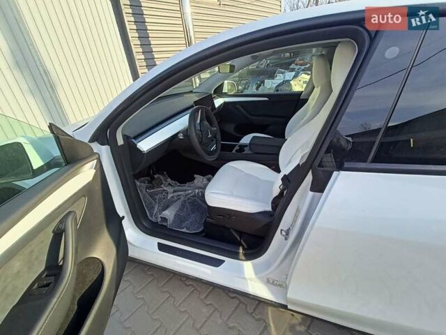 Белый Тесла Model Y, объемом двигателя 0 л и пробегом 17 тыс. км за 28500 $, фото 17 на Automoto.ua
