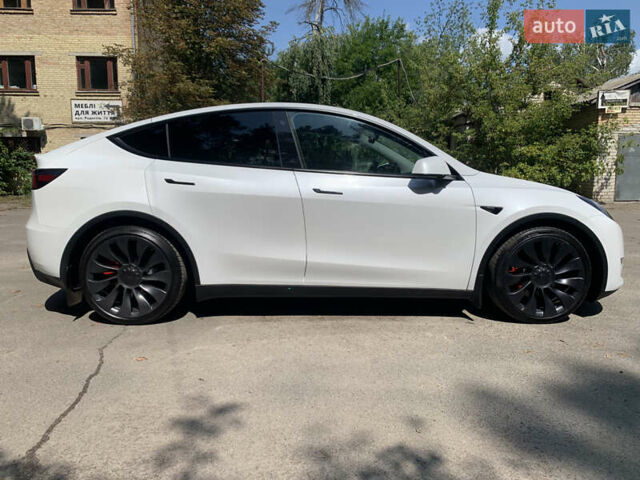 Белый Тесла Model Y, объемом двигателя 0 л и пробегом 64 тыс. км за 28500 $, фото 1 на Automoto.ua