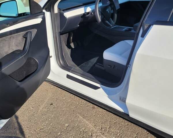 Белый Тесла Model Y, объемом двигателя 0 л и пробегом 4 тыс. км за 27400 $, фото 21 на Automoto.ua
