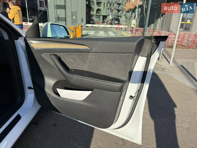 Белый Тесла Model Y, объемом двигателя 0 л и пробегом 35 тыс. км за 33777 $, фото 34 на Automoto.ua