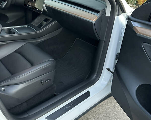 Білий Тесла Model Y, об'ємом двигуна 0 л та пробігом 45 тис. км за 27500 $, фото 48 на Automoto.ua