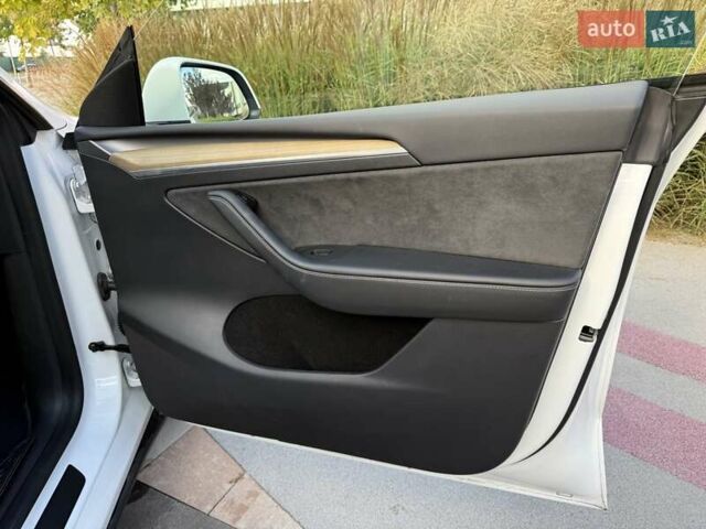 Белый Тесла Model Y, объемом двигателя 0 л и пробегом 35 тыс. км за 34500 $, фото 40 на Automoto.ua