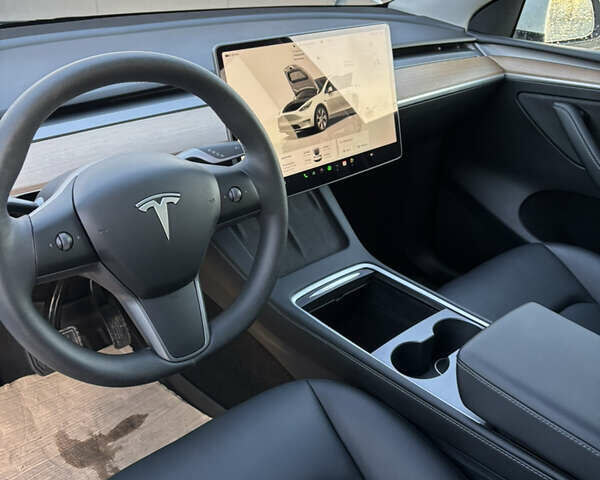 Белый Тесла Model Y, объемом двигателя 0 л и пробегом 45 тыс. км за 26999 $, фото 22 на Automoto.ua