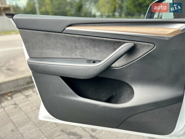 Белый Тесла Model Y, объемом двигателя 0 л и пробегом 18 тыс. км за 28950 $, фото 19 на Automoto.ua