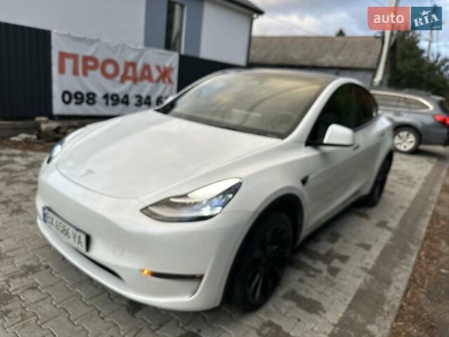 Белый Тесла Model Y, объемом двигателя 0 л и пробегом 62 тыс. км за 24999 $, фото 1 на Automoto.ua