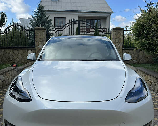 Белый Тесла Model Y, объемом двигателя 0 л и пробегом 43 тыс. км за 26000 $, фото 2 на Automoto.ua