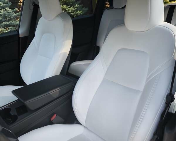 Білий Тесла Model Y, об'ємом двигуна 0 л та пробігом 30 тис. км за 33800 $, фото 2 на Automoto.ua