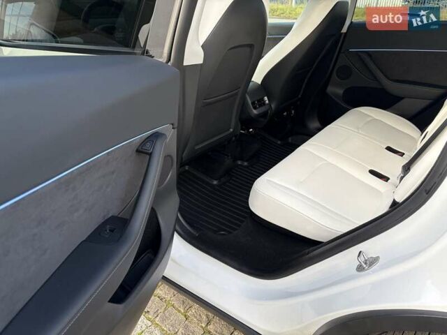 Белый Тесла Model Y, объемом двигателя 0 л и пробегом 47 тыс. км за 32500 $, фото 17 на Automoto.ua