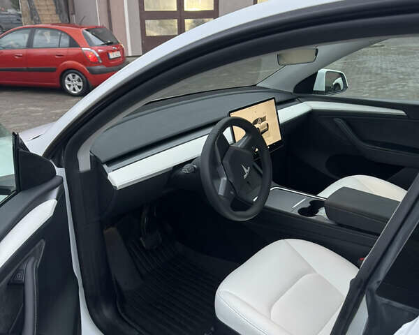 Білий Тесла Model Y, об'ємом двигуна 0 л та пробігом 8 тис. км за 34500 $, фото 10 на Automoto.ua