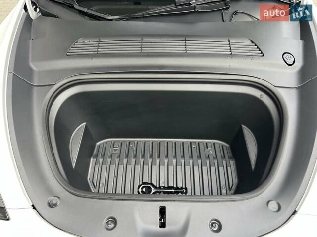 Белый Тесла Model Y, объемом двигателя 0 л и пробегом 2 тыс. км за 34500 $, фото 40 на Automoto.ua