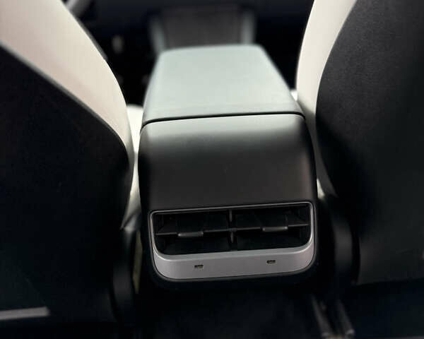 Белый Тесла Model Y, объемом двигателя 0 л и пробегом 23 тыс. км за 26500 $, фото 25 на Automoto.ua