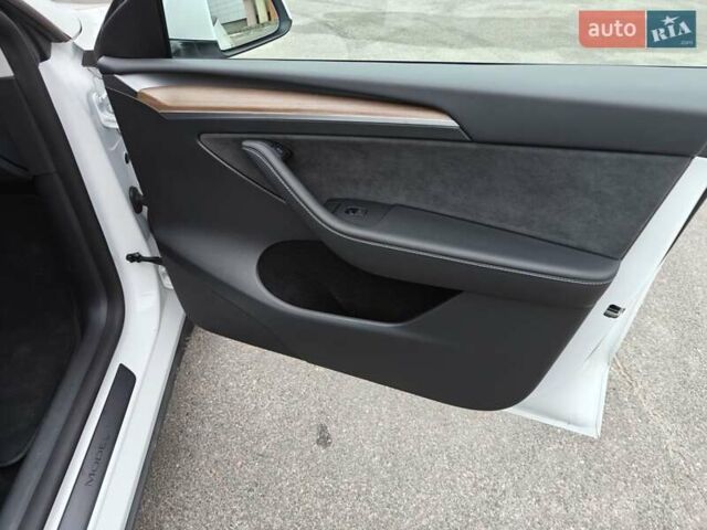 Белый Тесла Model Y, объемом двигателя 0 л и пробегом 18 тыс. км за 29000 $, фото 34 на Automoto.ua