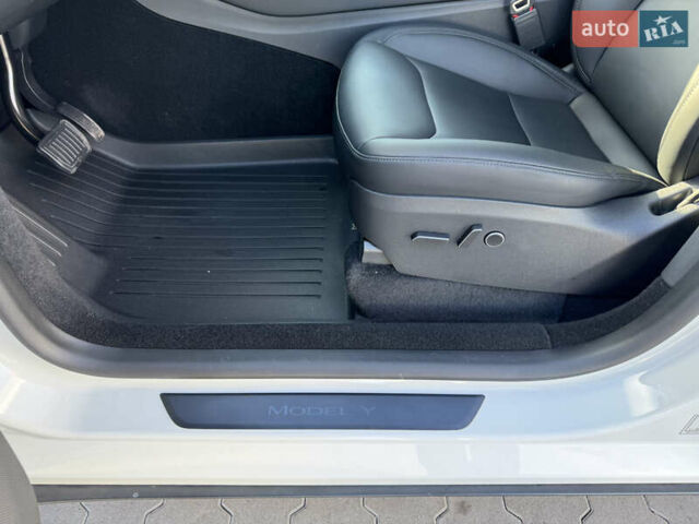 Белый Тесла Model Y, объемом двигателя 0 л и пробегом 26 тыс. км за 29900 $, фото 80 на Automoto.ua