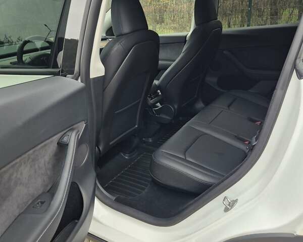 Білий Тесла Model Y, об'ємом двигуна 0 л та пробігом 26 тис. км за 25500 $, фото 5 на Automoto.ua