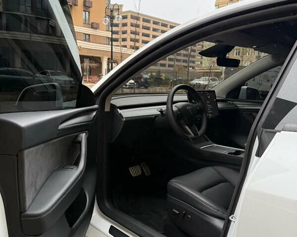 Белый Тесла Model Y, объемом двигателя 0 л и пробегом 17 тыс. км за 31300 $, фото 15 на Automoto.ua