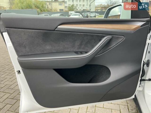 Белый Тесла Model Y, объемом двигателя 0 л и пробегом 2 тыс. км за 34500 $, фото 31 на Automoto.ua