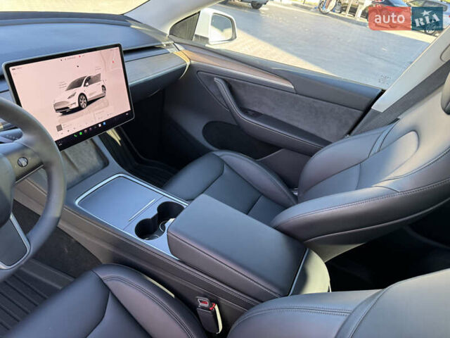 Белый Тесла Model Y, объемом двигателя 0 л и пробегом 26 тыс. км за 29900 $, фото 24 на Automoto.ua