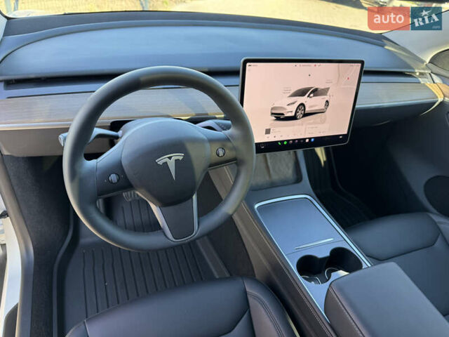 Белый Тесла Model Y, объемом двигателя 0 л и пробегом 26 тыс. км за 29900 $, фото 46 на Automoto.ua