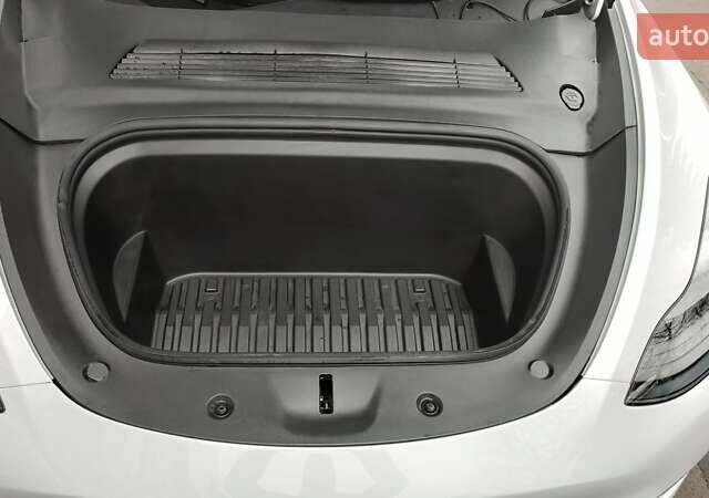 Белый Тесла Model Y, объемом двигателя 0 л и пробегом 8 тыс. км за 27300 $, фото 7 на Automoto.ua