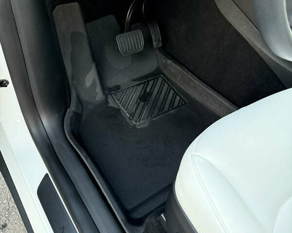 Белый Тесла Model Y, объемом двигателя 0 л и пробегом 17 тыс. км за 37500 $, фото 9 на Automoto.ua