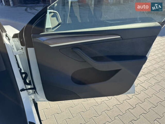 Белый Тесла Model Y, объемом двигателя 0 л и пробегом 26 тыс. км за 29900 $, фото 35 на Automoto.ua