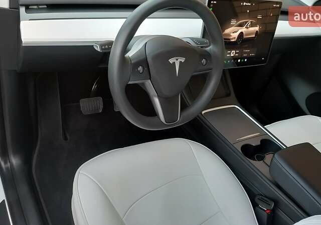 Белый Тесла Model Y, объемом двигателя 0 л и пробегом 8 тыс. км за 27300 $, фото 2 на Automoto.ua