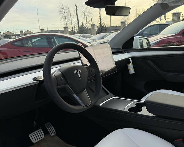 Белый Тесла Model Y, объемом двигателя 0 л и пробегом 1 тыс. км за 42500 $, фото 24 на Automoto.ua