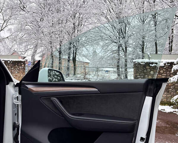 Белый Тесла Model Y, объемом двигателя 0 л и пробегом 16 тыс. км за 30999 $, фото 51 на Automoto.ua