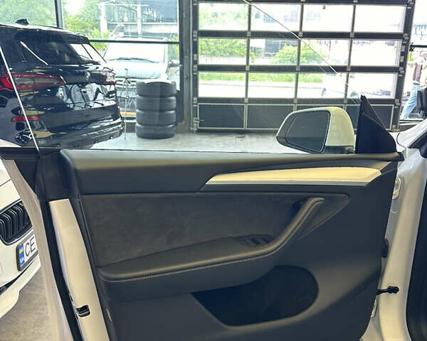 Белый Тесла Model Y, объемом двигателя 0 л и пробегом 22 тыс. км за 34500 $, фото 17 на Automoto.ua