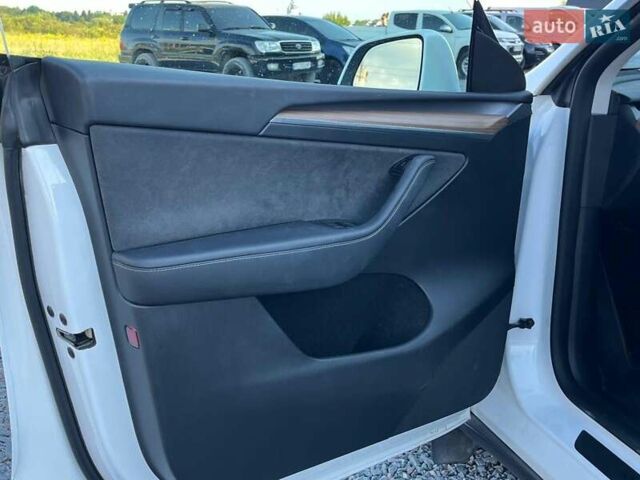Белый Тесла Model Y, объемом двигателя 0 л и пробегом 34 тыс. км за 30890 $, фото 39 на Automoto.ua