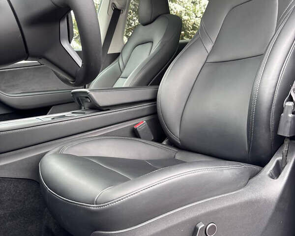 Белый Тесла Model Y, объемом двигателя 0 л и пробегом 16 тыс. км за 30999 $, фото 56 на Automoto.ua