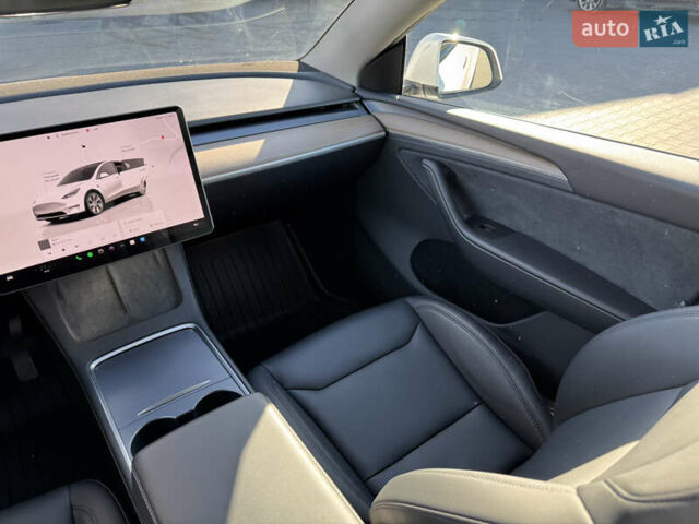 Белый Тесла Model Y, объемом двигателя 0 л и пробегом 26 тыс. км за 29900 $, фото 78 на Automoto.ua