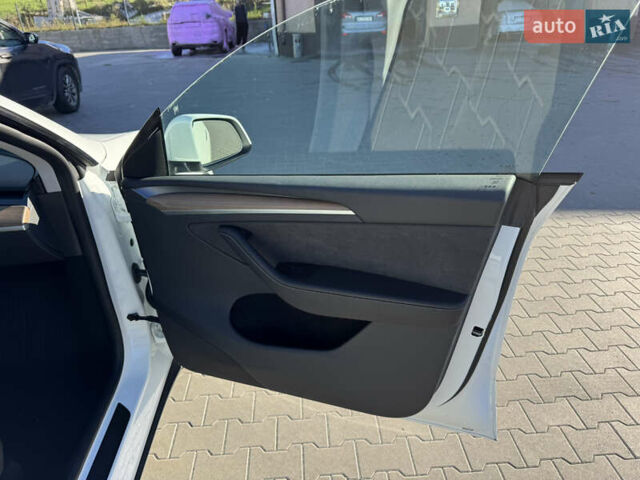 Белый Тесла Model Y, объемом двигателя 0 л и пробегом 26 тыс. км за 29900 $, фото 57 на Automoto.ua