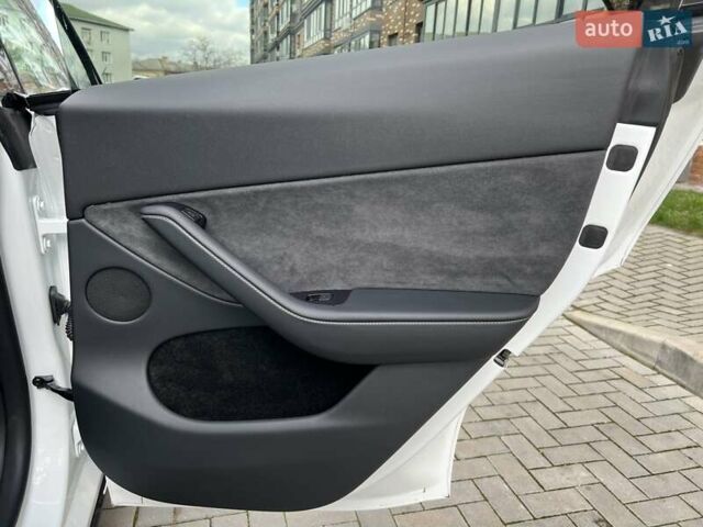 Белый Тесла Model Y, объемом двигателя 0 л и пробегом 2 тыс. км за 34500 $, фото 19 на Automoto.ua