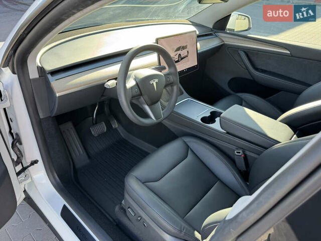 Белый Тесла Model Y, объемом двигателя 0 л и пробегом 26 тыс. км за 29900 $, фото 62 на Automoto.ua