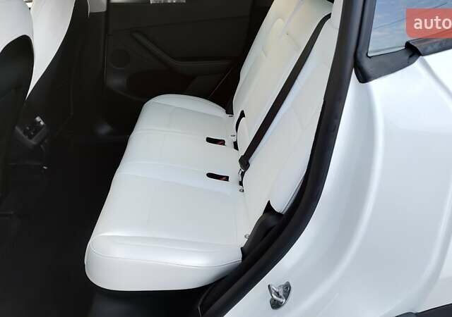 Белый Тесла Model Y, объемом двигателя 0 л и пробегом 8 тыс. км за 27300 $, фото 1 на Automoto.ua