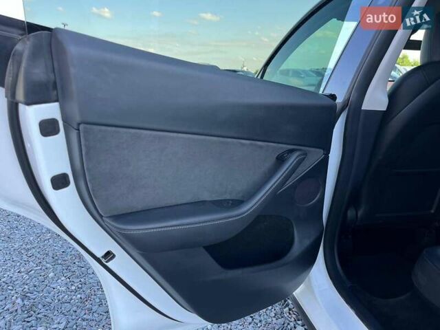 Белый Тесла Model Y, объемом двигателя 0 л и пробегом 34 тыс. км за 30890 $, фото 34 на Automoto.ua