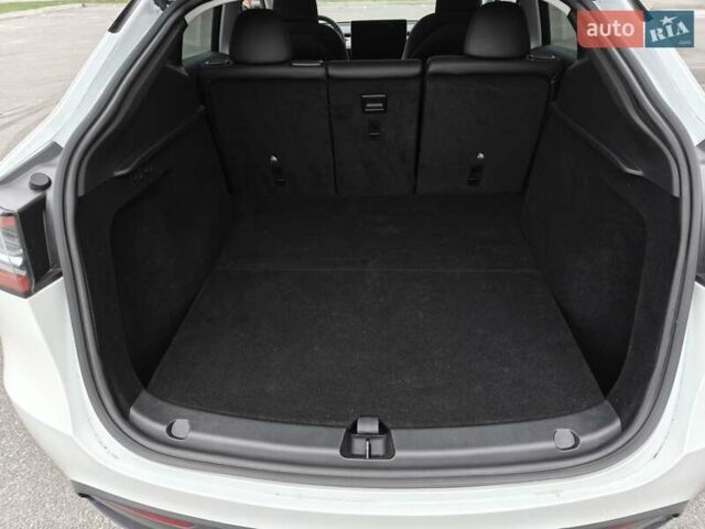 Белый Тесла Model Y, объемом двигателя 0 л и пробегом 18 тыс. км за 29000 $, фото 33 на Automoto.ua