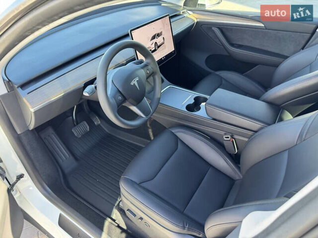 Белый Тесла Model Y, объемом двигателя 0 л и пробегом 26 тыс. км за 29900 $, фото 23 на Automoto.ua