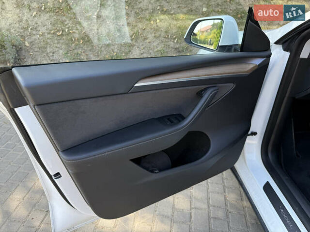 Белый Тесла Model Y, объемом двигателя 0 л и пробегом 13 тыс. км за 29500 $, фото 29 на Automoto.ua