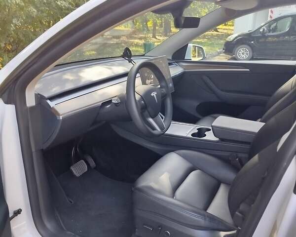 Білий Тесла Model Y, об'ємом двигуна 0 л та пробігом 25 тис. км за 32500 $, фото 9 на Automoto.ua