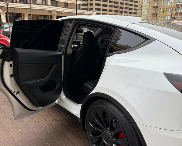 Белый Тесла Model Y, объемом двигателя 0 л и пробегом 17 тыс. км за 31300 $, фото 3 на Automoto.ua