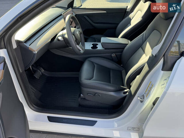 Белый Тесла Model Y, объемом двигателя 0 л и пробегом 26 тыс. км за 29900 $, фото 79 на Automoto.ua