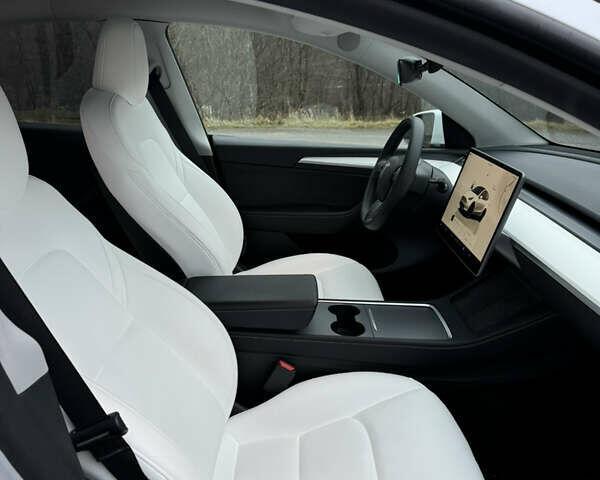 Белый Тесла Model Y, объемом двигателя 0 л и пробегом 23 тыс. км за 34000 $, фото 16 на Automoto.ua