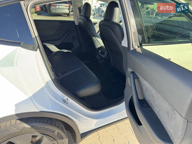 Белый Тесла Model Y, объемом двигателя 0 л и пробегом 26 тыс. км за 29900 $, фото 39 на Automoto.ua
